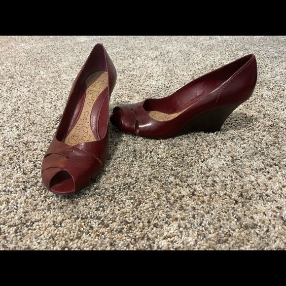 Kenneth Cole reaction red wedges size 7 1/2 - Picture 2 of 5
